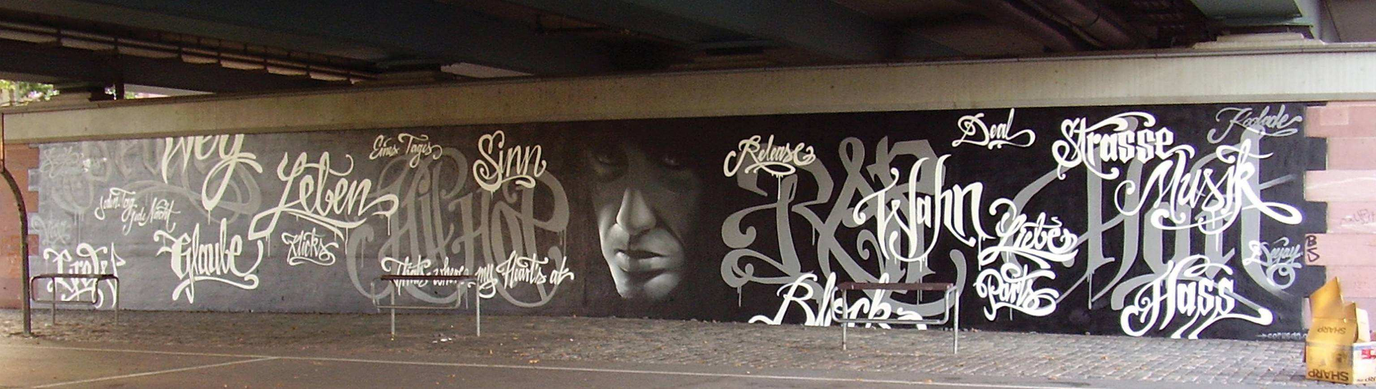 black¬white-friednesbrücke-ffm